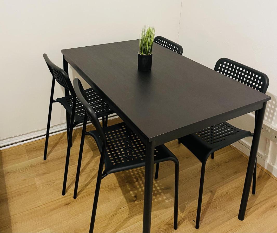 Walk To Lcy Airport Excel Dlr 1br Flat * London